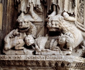 Monsters. Gekerfde steun van een kolom door Romanesque