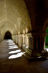 Romaans architectuur: galerij van het klooster van de Cisterciënzer abdij van Fontenay, Bourgondië door Romanesque