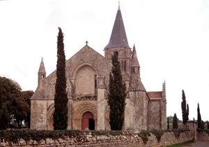 Romaanse architectuur: uitzicht op de kerk van Aulnay