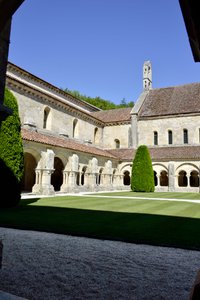 Romaanse architectuur: uitzicht op het klooster en de gebouwen van de Cisterciënzer abdij van Fontenay, Bourgondië door Romanesque