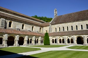 Romaanse architectuur: uitzicht op het klooster en de gebouwen van de Cisterciënzer abdij van Fontenay, Bourgondië door Romanesque