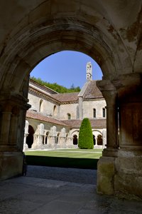 Romaans architectuur: uitzicht op het klooster en de gebouwen van de Cisterciënzer abdij van Fontenay, Bourgondië door Romanesque