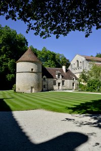 Romaanse architectuur: uitzicht op de duiventil en de kennel van de Cisterciënzer abdij van Fontenay, Bourgondië