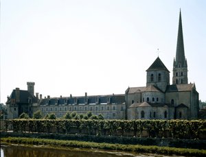 Romaans kunst: aanzicht van de Basiliek van Saint Savin-sur-Gartempe, gesticht in de 11e eeuw. Saint Savin, Wenen door Romanesque