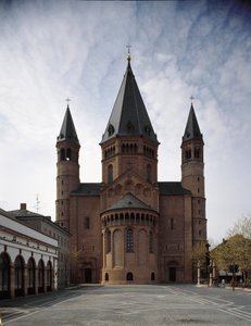 Romaans kunst: uitzicht op de kathedraal van Sint Martin, gebouwd tussen de 10e en 12e eeuw door Romanesque