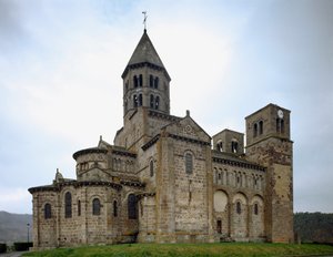 Romaanse kunst: zicht op de kerk van Saint-Nectaire