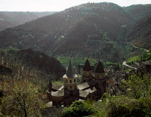 Romaans kunst: zicht op de kerk van de Abdij Sainte Foy van Conques