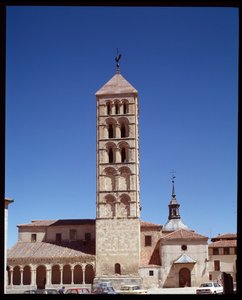 Zicht op de kerk door Romanesque