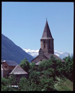 Uitzicht op romaanse kerk