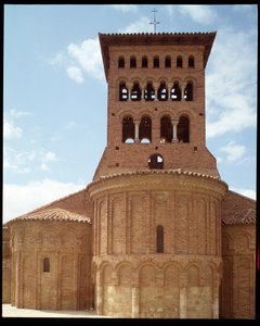 Zicht op de kerk met klokkentoren door Romanesque