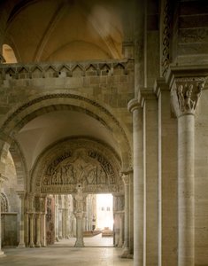 Uitzicht op de nartex en centraal timpaan dat de missie van de apostelen voorstelt. Basiliek van Santa Maria Magdalena (Sainte Marie Madeleine (1096-1106), Vezelay, Yonne door Romanesque