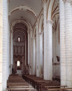 Uitzicht op het schip door Romanesque