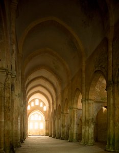 Uitzicht op het schip van de kerk van de cisterciënzer abdij gesticht in de 12e eeuw door Romanesque