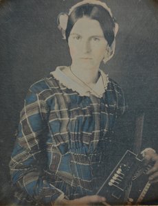 Vrouw met een accordeon daguerreotypie, 1840s