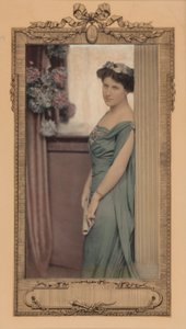 Vrouw in blauwe avondjurk door Rudolf Eickemeyer