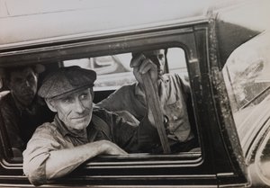 Zonder titel (Mannen in vrachtwagen) door Russell Lee
