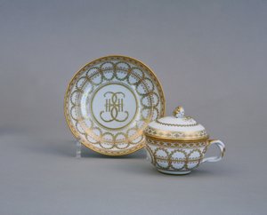 Kop en Schotel met het Monogram van Catharina II, Keizerlijke Porseleinfabriek, 1770-1780s door Russian Master