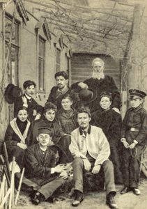Anton Tsjechov met familie en vrienden in de binnenplaats van zijn huis aan de Sadovaya-Kudrinskaya Straat, Moskou, lente 1890 door Russian Photographer