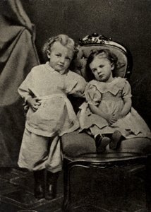 Lenin op vierjarige leeftijd en zijn zus Olga, Simbirsk door Russian Photographer