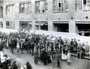 St. Petersburgse fabrieksarbeiders in staking uit protest tegen het Lena-bloedbad, 1912 door Russian Photographer