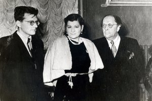De Componist Dmitri Dmitriyevich Shostakovich, zangeres Maria Maksakova en schrijver Aleksei Nikolayevich Tolstoy door Russian Photographer