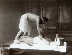 Het oosterse bad. Massage. Albuminefoto door Dmitri Ivanovich Yermakov (1845-1916) door Russian Photographer