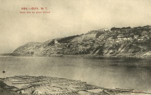 Uitzicht op Ufa, Rusland, vanaf de rivier Belaya (zwart-wit foto)