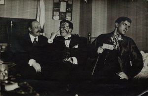 Vladimir Mayakovsky (rechts) met David Burlyuk (midden) en Andrei Shemshurin, 1914, Moskou door Russian Photographer