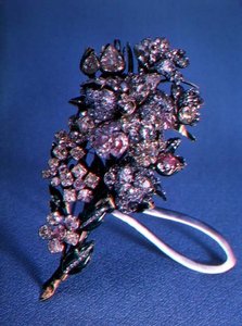 Broche in de vorm van een bloemenboeket met briljant geslepen diamanten en emaildecoratie, c.1750 door Russian School