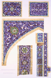Decoratief tegelwerk in blauw, groen en crème met gouden omlijningen