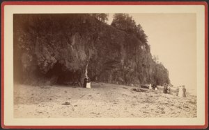 [Groep mensen aan de kust bij kliffen, mogelijk bij Mt. Desert, Maine]. door S.R. Stoddard