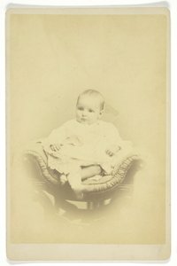 Portret van zittende baby