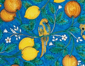 Citrusvruchten, bloemen en vogels op blauwe achtergrond, decoratief detail van tafel, lavasteen majolica, Salvatore Gurreri manufacture, Caltagirone, Sicilië, Italië, 20e eeuw door Salvatore Gurreri manufacture