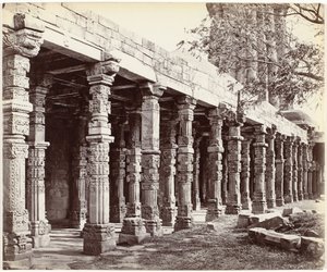 Colonnade met ornamenten aan de basis van de Qutb Minar in Delhi