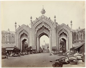 Poort voor de bazaar van Hoesseinabad, Lucknow door Samuel Bourne (signed by artist)
