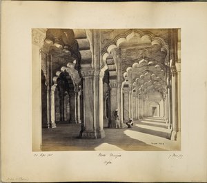 Agra; interieur van de Motee Musjid, met marmeren Saraceense bogen en zuilen door Samuel Bourne