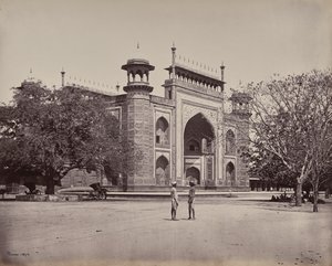 Agra. De toegangspoort van de tuinen rond de Taj Mahal door Samuel Bourne