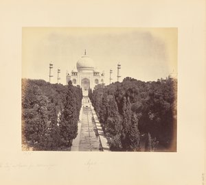 Agra; de Taj en tuin, gezien vanaf de toegangspoort door Samuel Bourne
