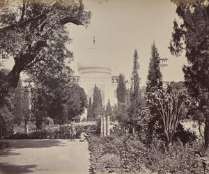 Agra. Gezicht op de Taj vanuit de tuin door Samuel Bourne