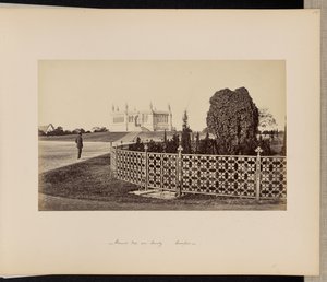 Cawnpore; de gedenkput vanuit het zuiden, met de grote olifantenkruiper door Samuel Bourne