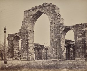 Delhi. Grote boog en ijzeren zuil bij de Qutub Minar, ruïnes van oud Delhi door Samuel Bourne