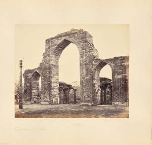 Delhi; de Kutub Minar, de Grote Boog en de IJzeren Zuil door Samuel Bourne