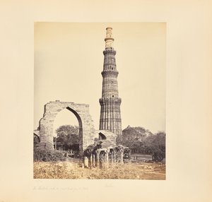 Delhi; De Kutub Minar, met de Grote Boog, vanuit het westen