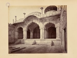 Delhi; het paleis, de Moti Masjid (Parelmoskee) door Samuel Bourne