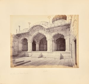 Delhi; het paleis, de Moti Masjid (Parelmoskee) door Samuel Bourne