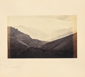 Avond op de bergen, uitzicht van onder de Manirung-pas door Samuel Bourne