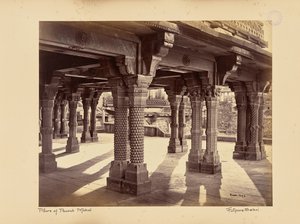 Fatehpur Sikri; gebeeldhouwde zuilen in de Panch Mahal door Samuel Bourne