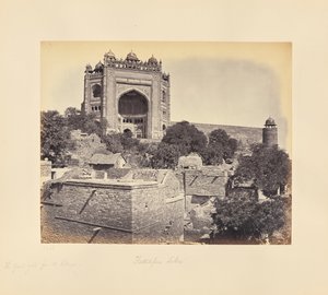 Fatehpur Sikri; de grote poort, gezien vanuit het dorp door Samuel Bourne