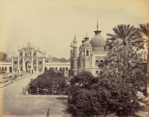 Lucknow; de poort en de tuin van de Hooseinabad Imambara door Samuel Bourne