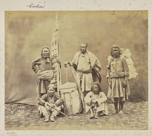 [Bergarbeiders in Shimla met Khiltas en Dandy].